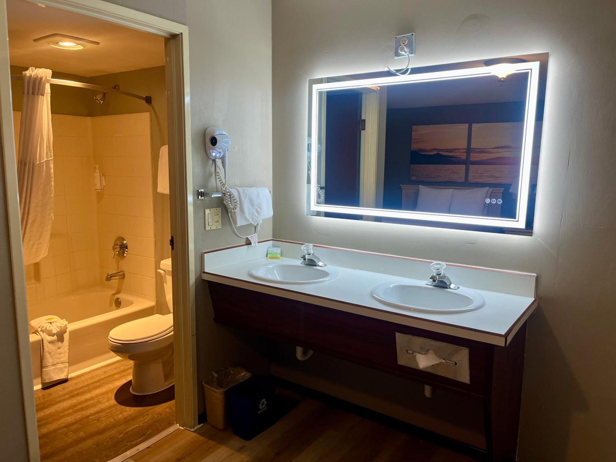 Days Inn By Wyndham Seatac Airport Exteriör bild